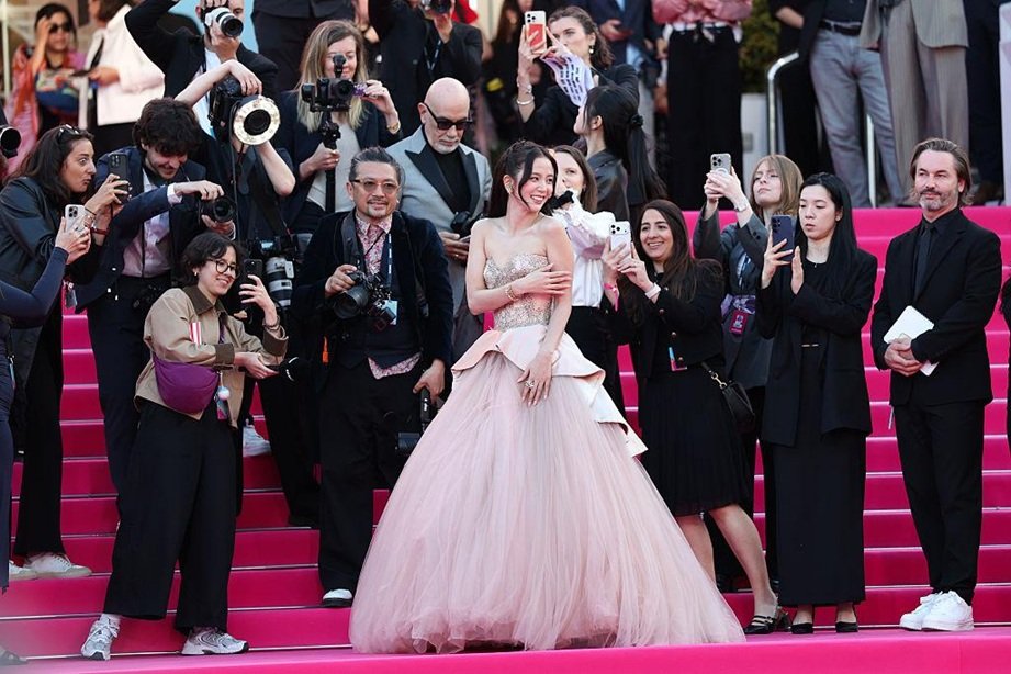Met Gala 2026 celebrities in stunning futuristic outfits on red carpet