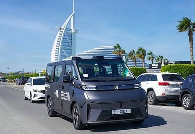 Dubai Driverless Taxi Costs – Autonomous taxi driving in Downtown Dubai near Burj Khalifa